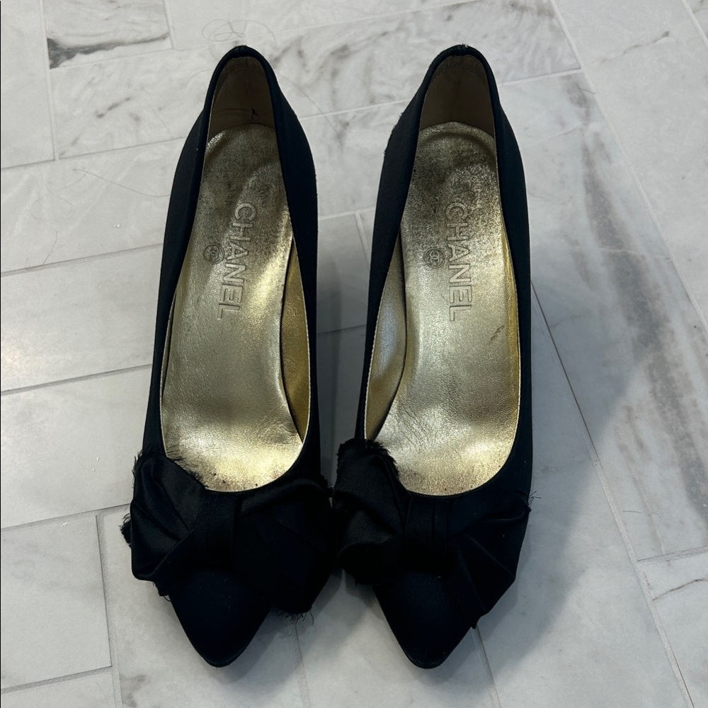 CHANEL Elegant Black Heels with Bow